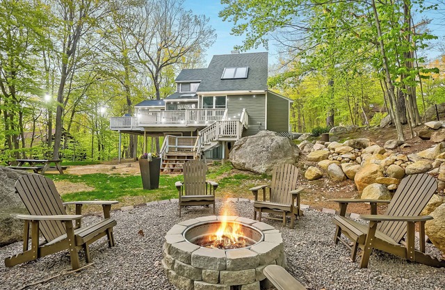 Peak Foliage Getaway. Hiking, Kancamagus, Fire Pit & Spacious North Conway Home