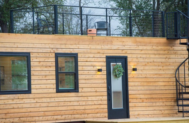 Pecan Grove Container Tiny Home Country Setting 12 min to Baylor Magnolia