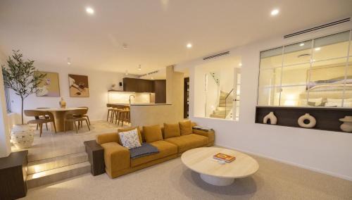 Penthouse - Luxury 2 Storey -3 Bedroom Sky home!