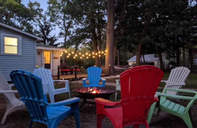 Perch Cottage l Lakeside Fall Getaway with Firepit, Kayaks & Cozy Nights