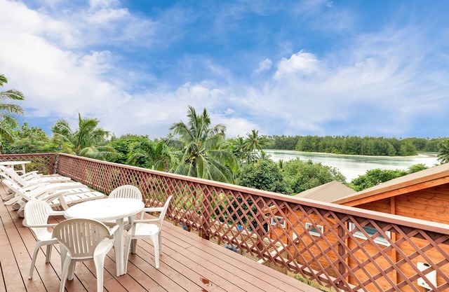 Perfect for families to relax with stunning views of the lagoon & Motu (Islets)
