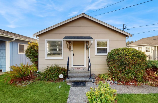 Perfectly located home with pellet stove - walk to Trinidad State Beach & Harbor