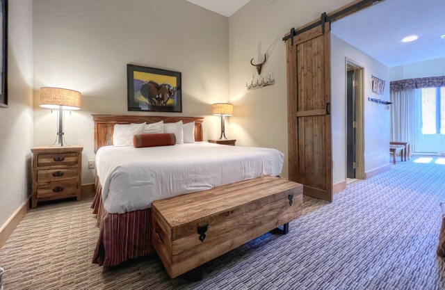 PET FRIENDLY King Suite at Base of the Mountain!