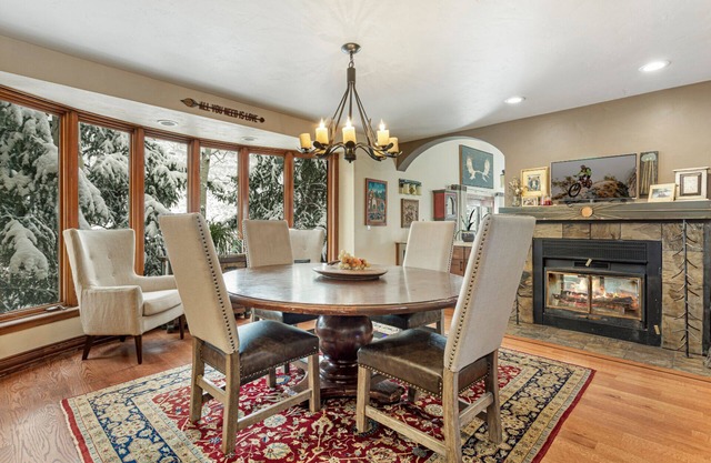 Pet Friendly Luxury Home with Private Hot Tub + Woodburning Fireplace