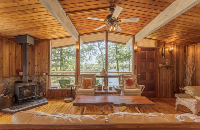 Picturesque Leonard Lake cottage