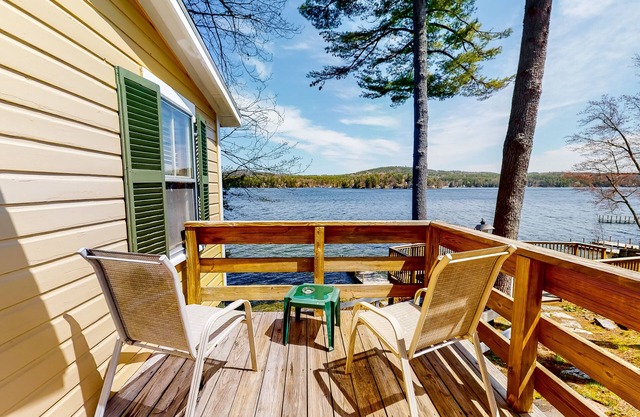 Picturesque studio in bay-front locale just steps to water w/WiFi & kitchenette