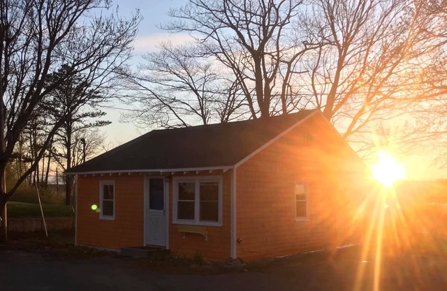 Pine Point Promises- Sunset Cottage - 2 minute walk to beach-sleeps 4 in beds.