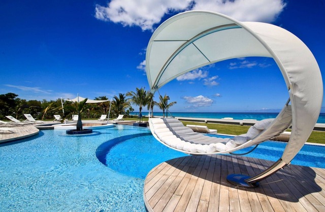 PLEASE ENQUIRE FOR OUR SPECIAL RATES Luxury beachront villa located on Plum Bay