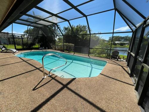Pool home, close to beach, 3 bedroom/2 bathroom, lakeview