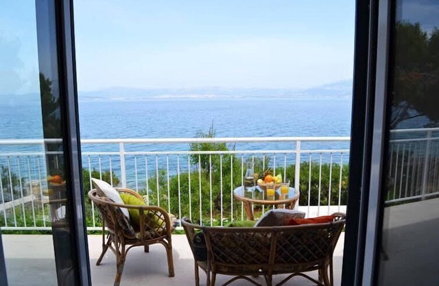 Pool house "Julije" by the sea