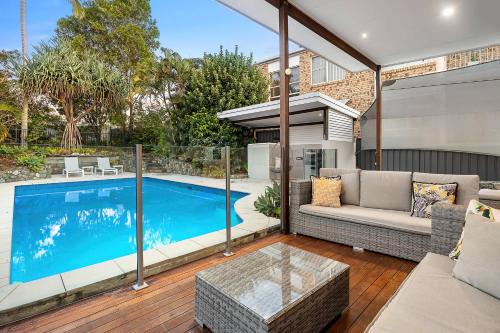 Pool side Luxury pet friendly - walk to the beach