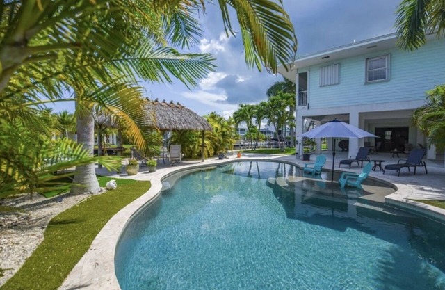 Pool, tiki hut, easy ocean access canal, dock, prime location 30m to Key West