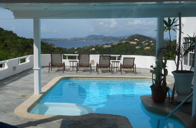 Poolside 2BR with Incredible Sunset View