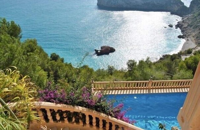 Prestigious house with seaview and direct access to the beach