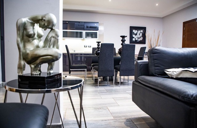 Prestigious two bedroom apartment gives you luxurious home ambiance.
