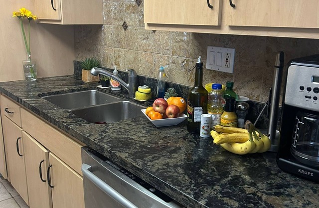 Prime Location Off the Sunset Strip! Swimming Pool, Gym, Bright Place.