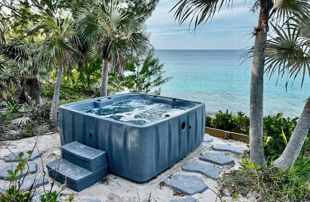 Priv. Beachfront House w/Hot Tub on Pink Sand Beach. Walk to Restaurant/Bar
