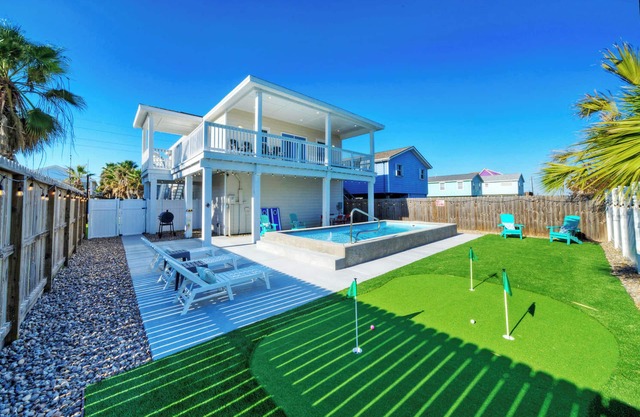 Priv Pool & Yard w/Putting Green! | Newly Remodeled | Always Sunny by AvantStay