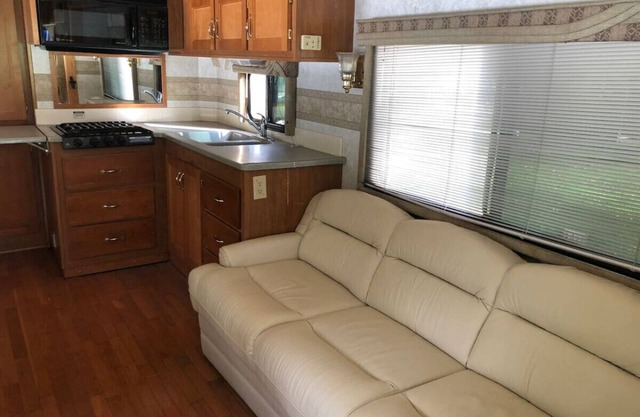 Private 1-bedroom RV with full hookups and direct bus to NYC Manhattan only 2 blocks away