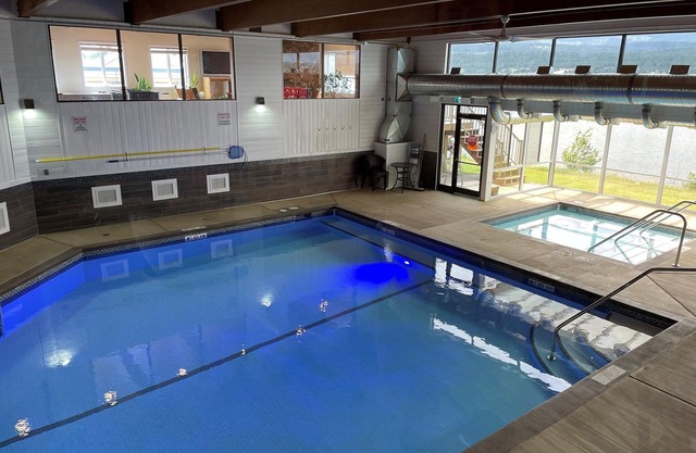 Private beach and lake access at Windermere Lake. NEW POOL AND HOT TUB NOW OPEN!