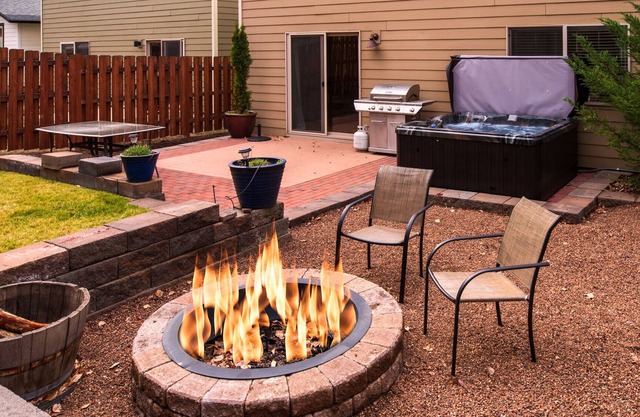 Private Hot Tub ~ Close to Old Mill ~ Dog Friendly ~ Fire pit