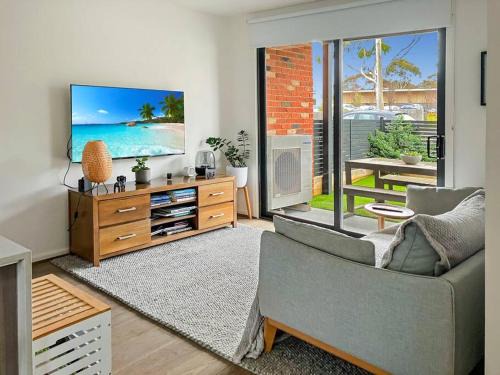 Private Room & Ensuite, in hosted-shared Modern 2 bedroom Apartment - full use of all home facilities