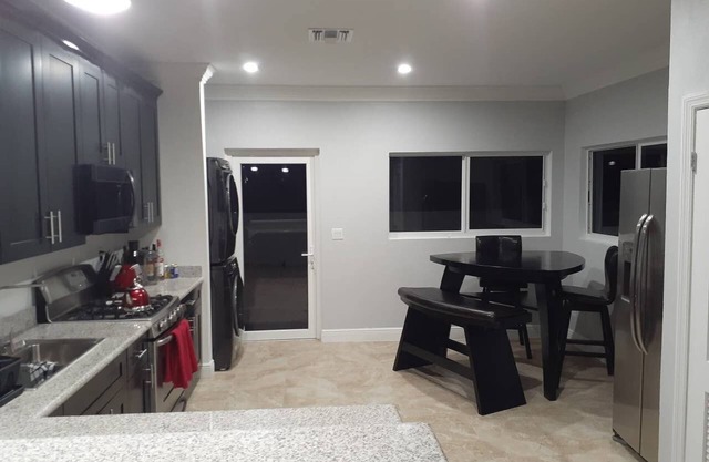 Private Room in a luxurious 2Bedroom Condo, in Gated Community