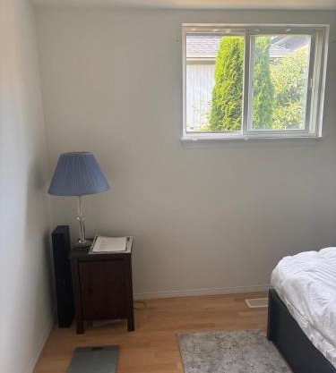 Private Room Near Transit, Shopping, High Speed Wi-Fi, Parking