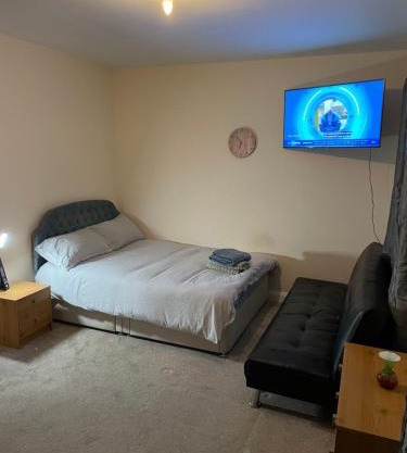 Private Rooms In A Cheerful 4-Bedroom Town House