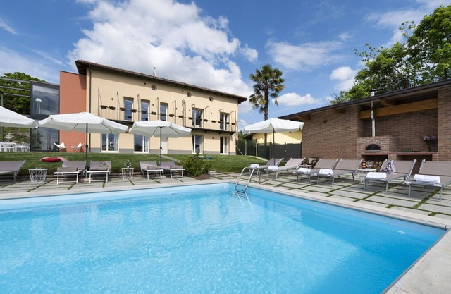 Private Villa with A/C, WIFI, private pool, TV, patio, pets allowed, panoramic view, close to Alba