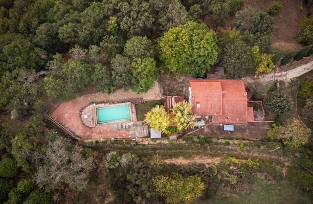 Private Villa with A/C, WIFI, private pool, TV, patio, pets allowed, panoramic view, close to Arezzo