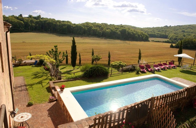 Private Villa with hot tub, WIFI, private pool, A/C, TV, patio, panoramic view, close to Siena