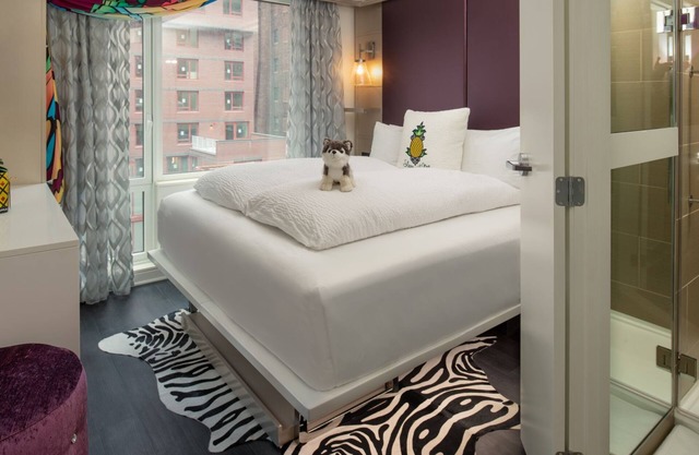 Quaint Room: Comfy King Bed, Charming Ambiance - NYC Heart