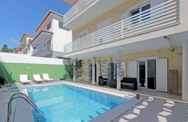 Quarto Duplo com Piscina Junto a Lisboa e Caxias