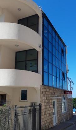 Queen Apartments & Rooms