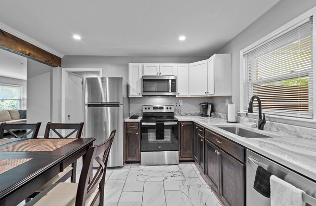 Queen Pines sleeps 8 nestled in the heart of the city Aberdeen/Pinehurst Area