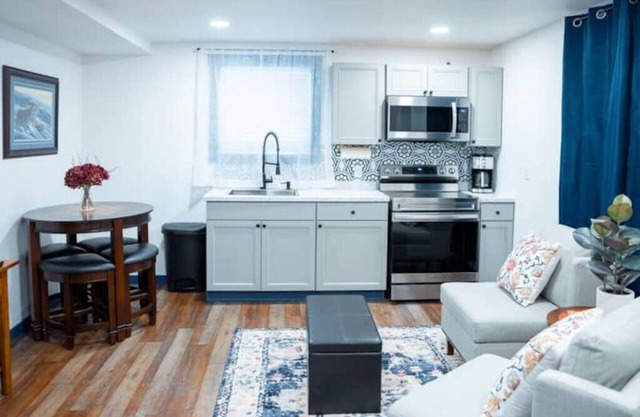 Queen Suite 103 at Boutique Hotel in Downtown Palmer
