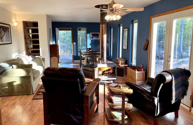Quiet, Elegant & Cozy - 4 Miles from Downtown