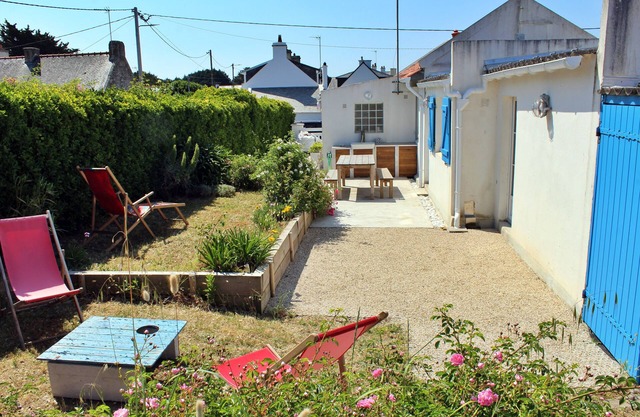 Quiet family home with enclosed garden, just a stone's throw from the sea!
