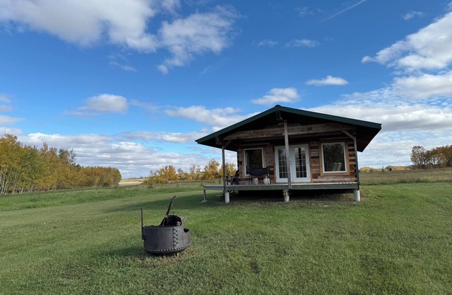 Quiet rural cabin next to Codette Lake