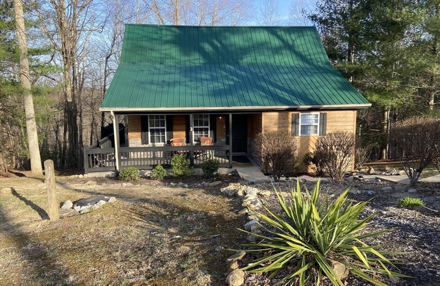 Quite Cabin in Lake Cumberland Resort Burnside, KY. Screened Porches & Hot Tub