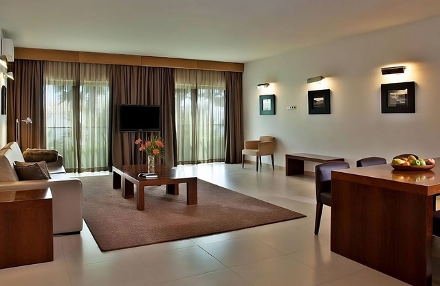 Rare Gem! Spacious Villa with Kitchen, Private Balcony! Pools and Beach Access!