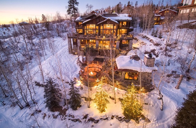 Rare Ski-in & out access onto Right 'O Way from this luxury 5 Bedroom Duplex