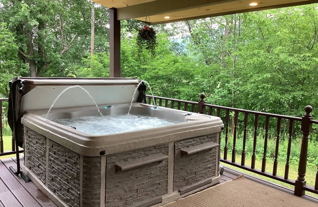 Red Fox T.H. & Spa hot tub - mini golf tee off & outside living room & firepit