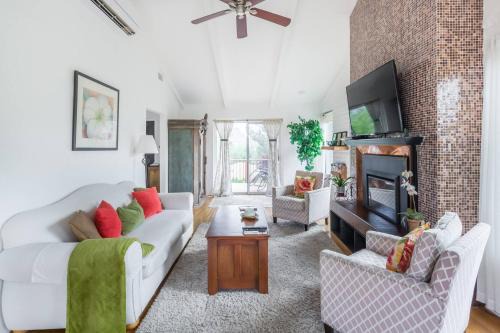 Red Rock Retreat with 360 Panoramic Views & Steps to Uptown Shops