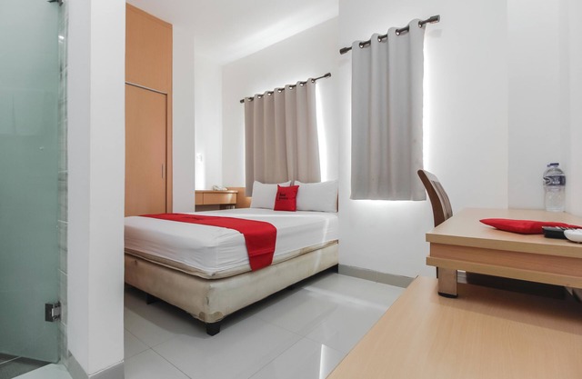 RedDoorz Plus near Galaxy Bekasi