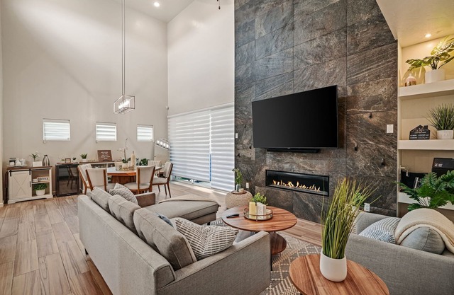 Relax and recharge in this stylish West El Paso home featuring a spacious king suite, dedicated workspace, and a private fenced backyard with BBQ grill and outdoor seating. Just minutes from shopping, dining, and hiking trails, it’s the perfect stay!