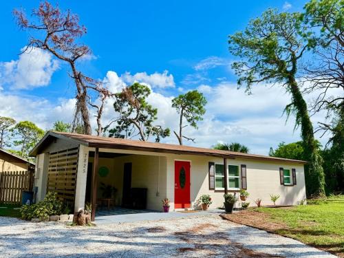 Relaxing 2 bed Siesta Key bungalow minutes from the beach