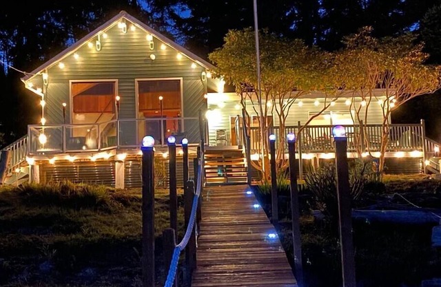 Relaxing Getaway Lake Cabin with Pristine Views