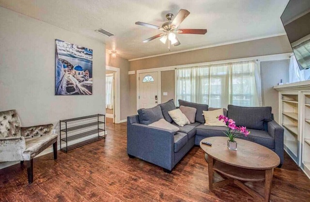 Relaxing Retreat Near Tower & Mural District